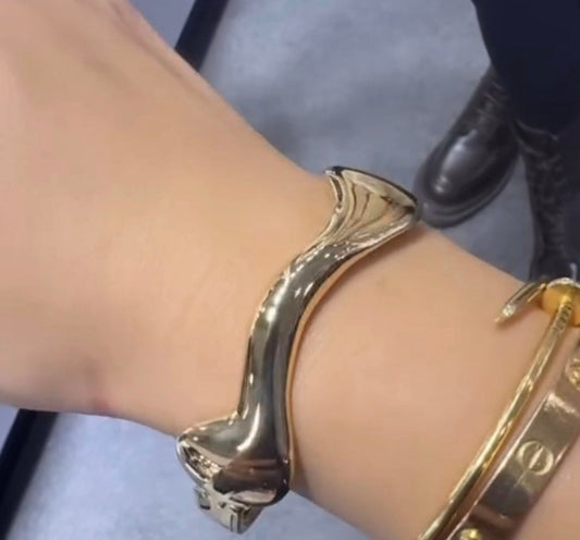 LIGHTWEIGHT GOLD WAVY BANGLE